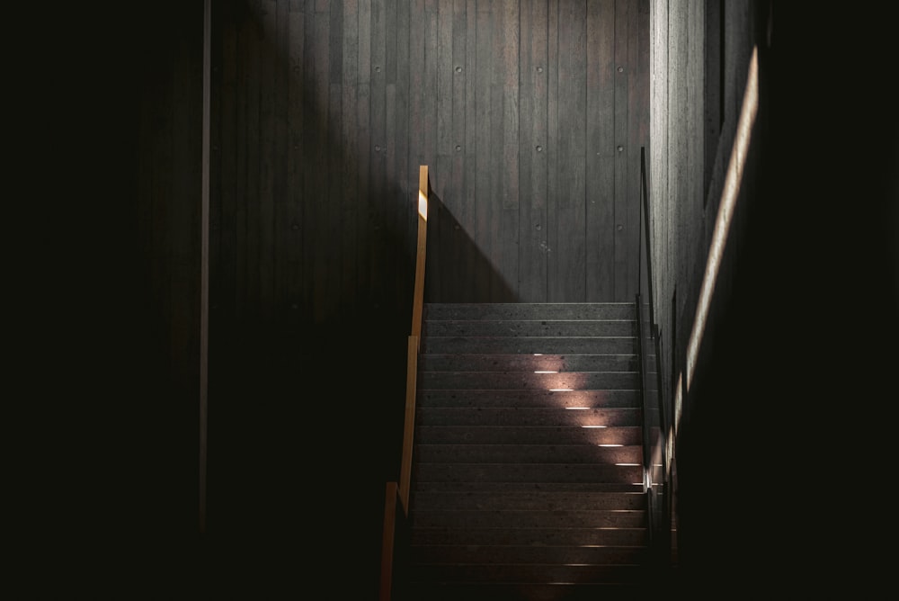 eine Treppe, die in einen dunklen Raum führt