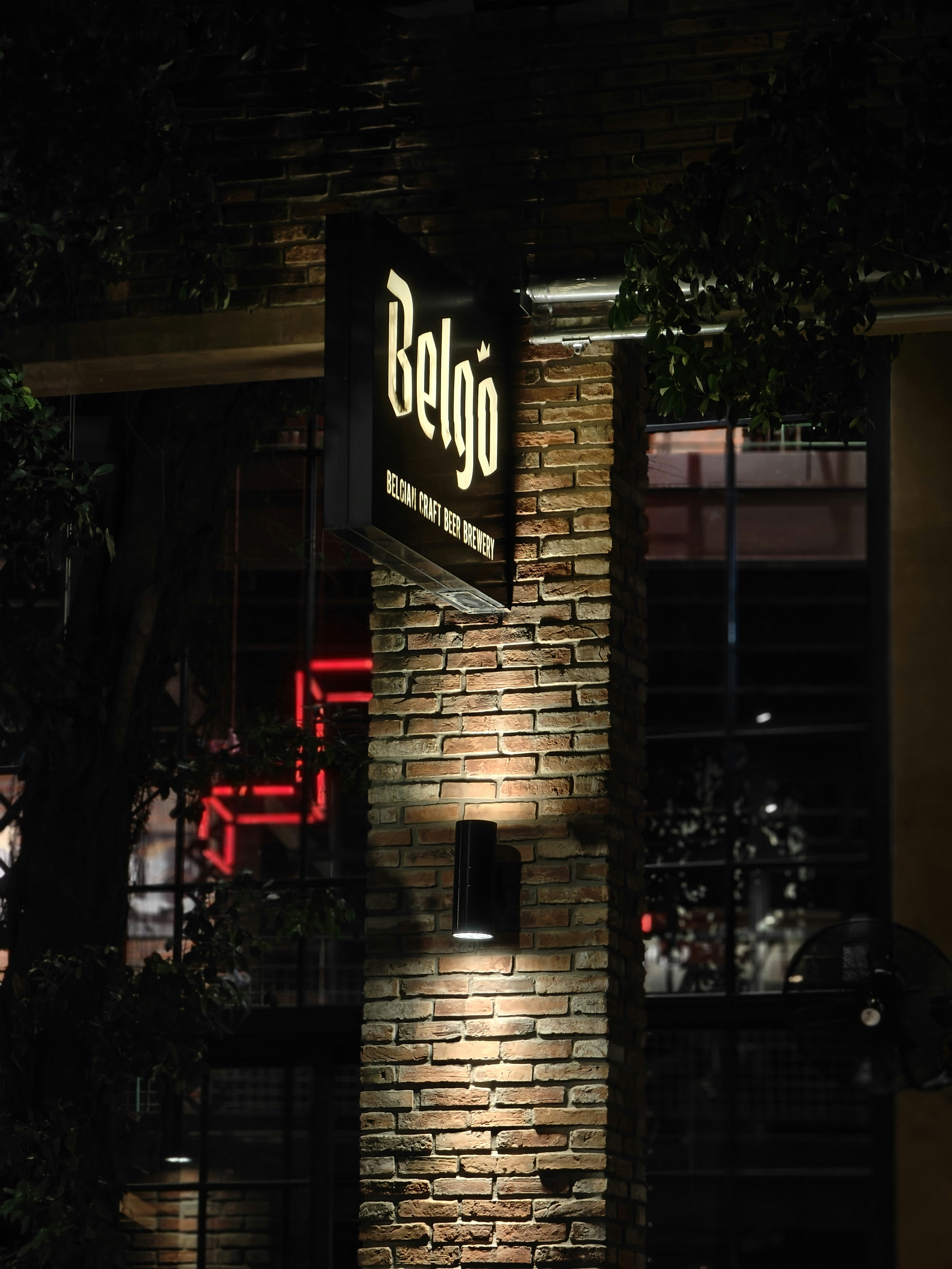 벨고(Belgo)라고 적힌 간판이 있는 벽돌 건물