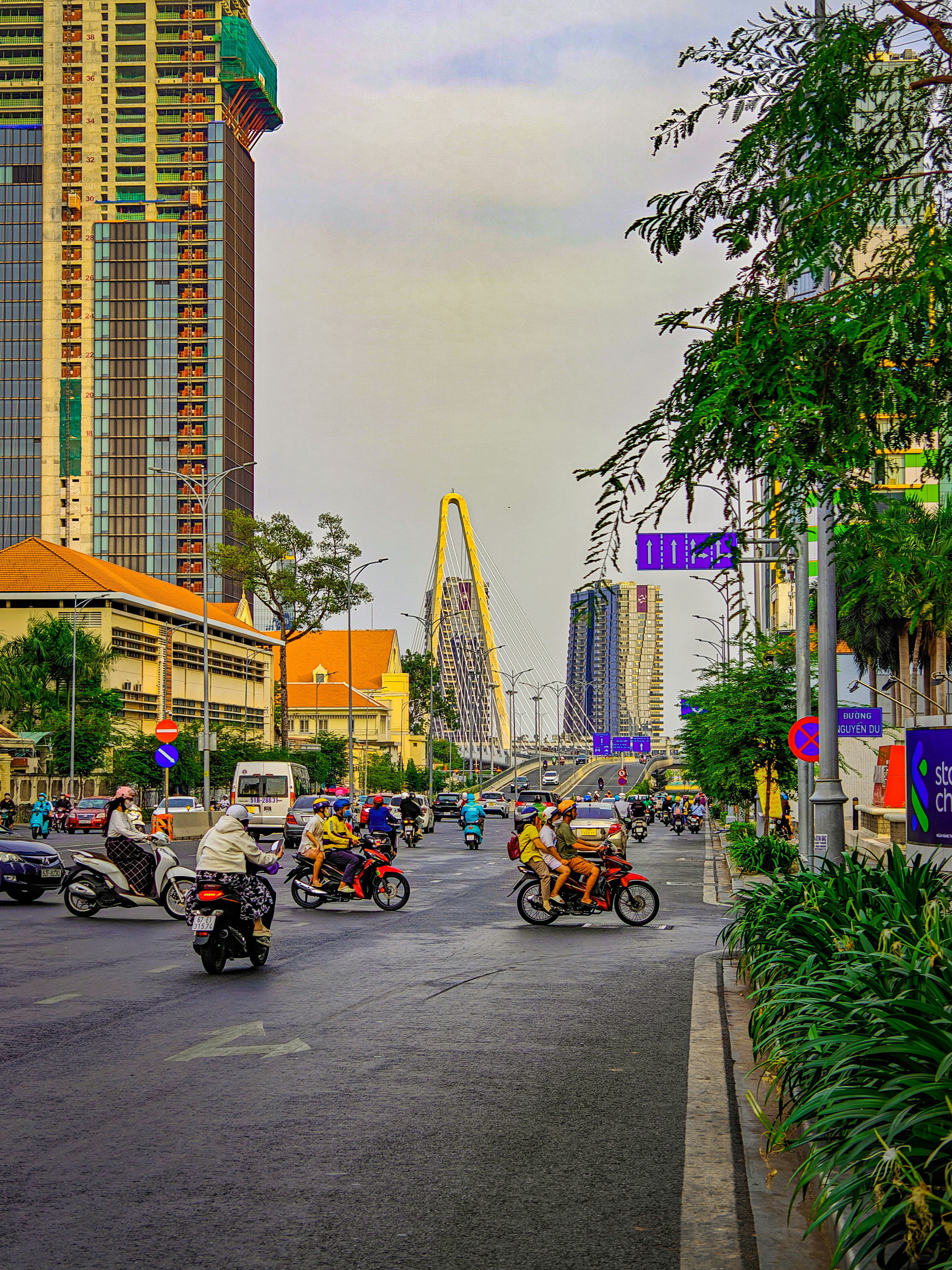 Un grupo de personas en motocicleta por una calle