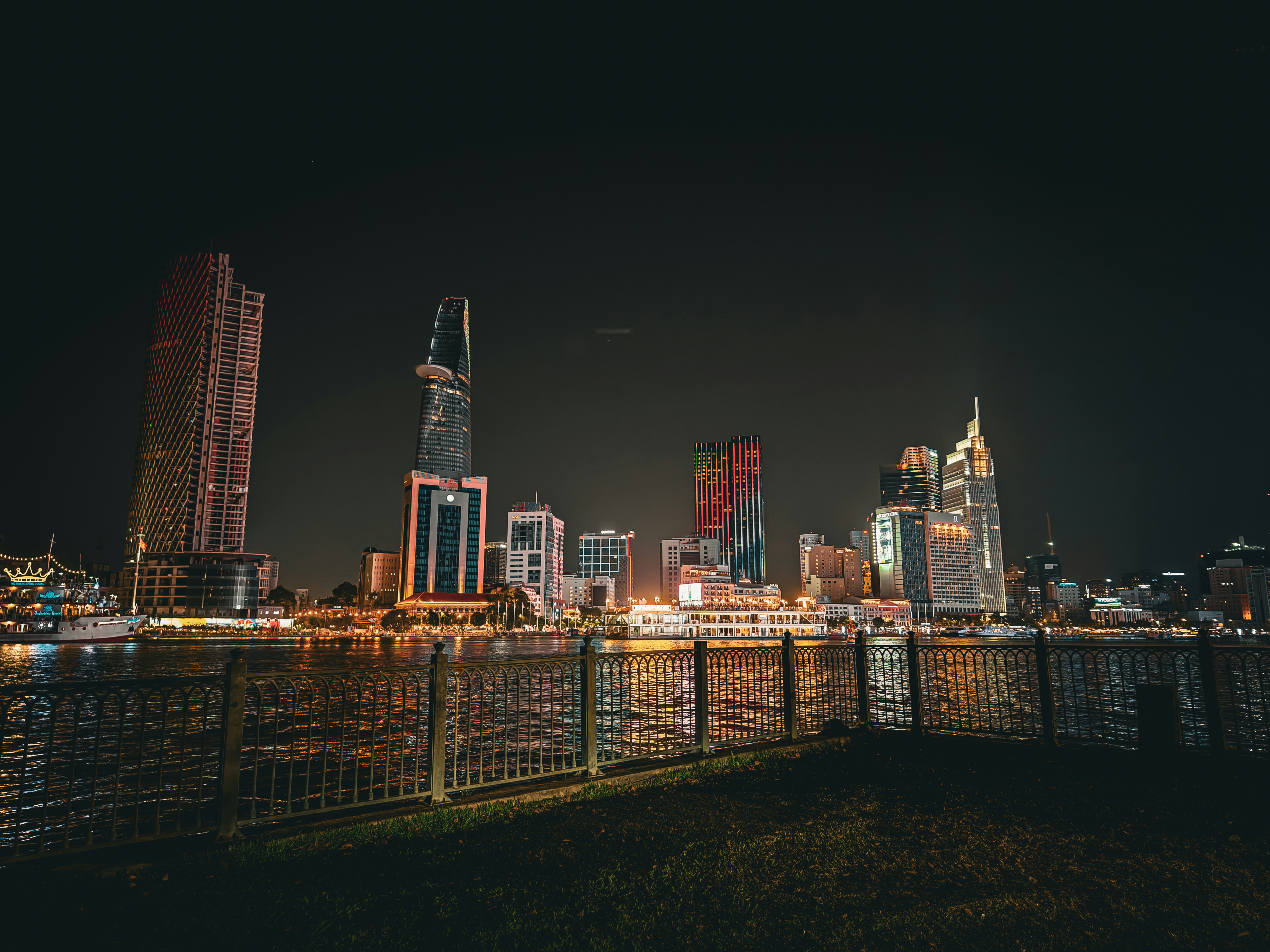Una vista nocturna de una ciudad con edificios altos