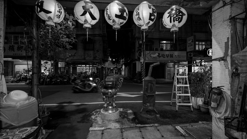 Una foto en blanco y negro de linternas chinas colgando del techo