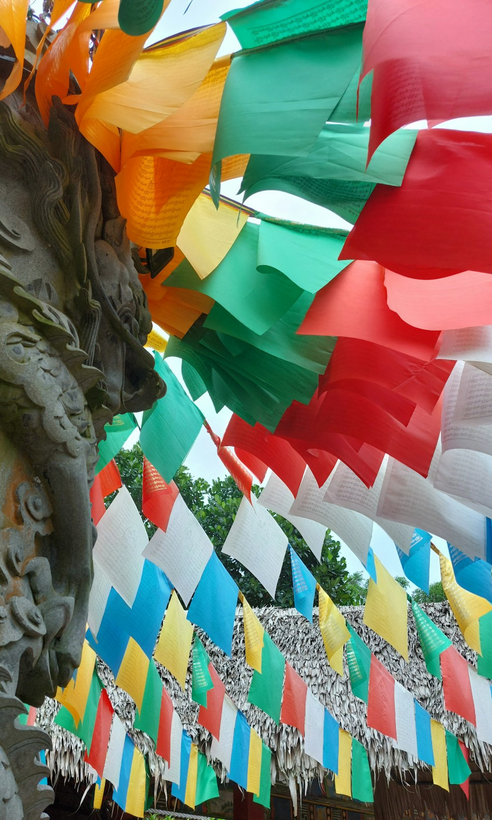 나무에 매달려 있는 다채로운 깃발 무리