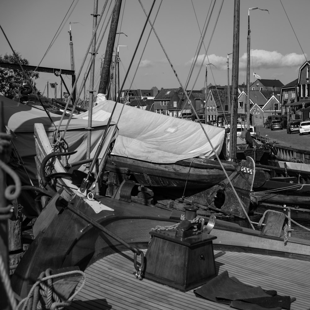 uma foto em preto e branco de um barco em um porto