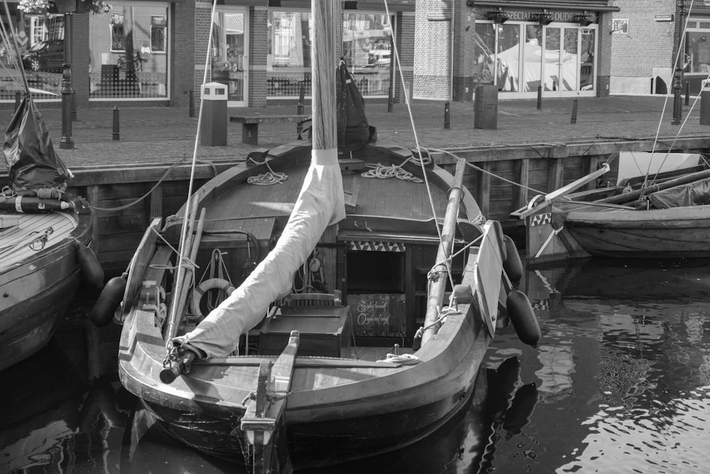 uma foto em preto e branco de um barco na água