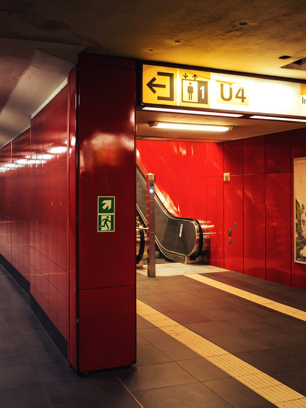 赤い壁の地下鉄駅のエスカレーター