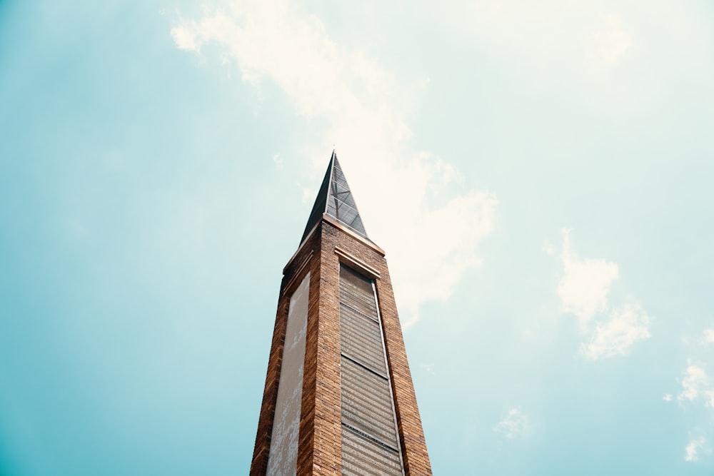 une haute tour surmontée d’une horloge