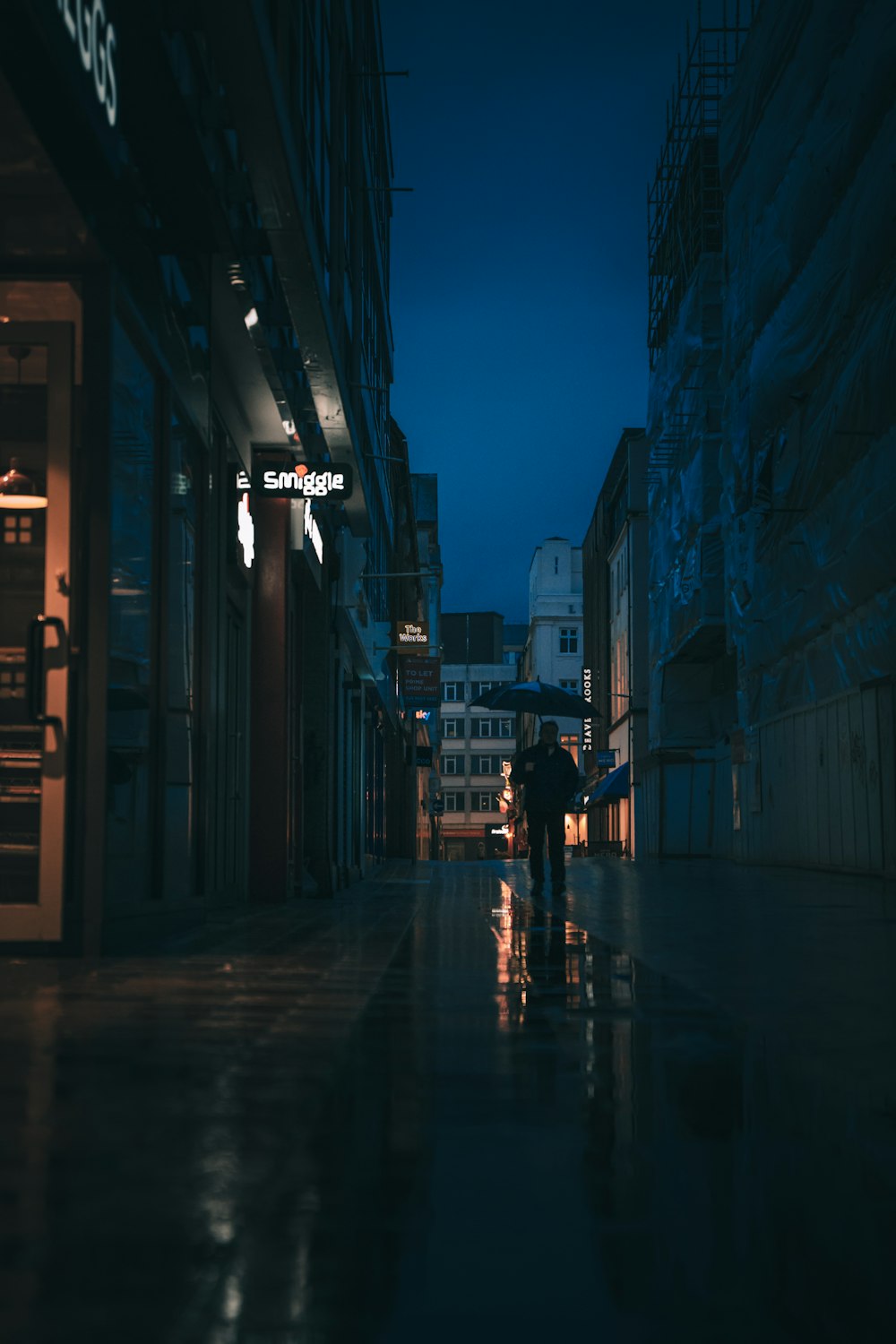 밤에 거리를 걷는 사람