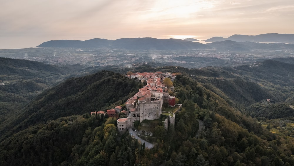 uma vista aérea de um castelo nas montanhas