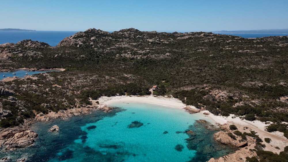 une vue aérienne d’une plage de sable fin et d’eau bleue