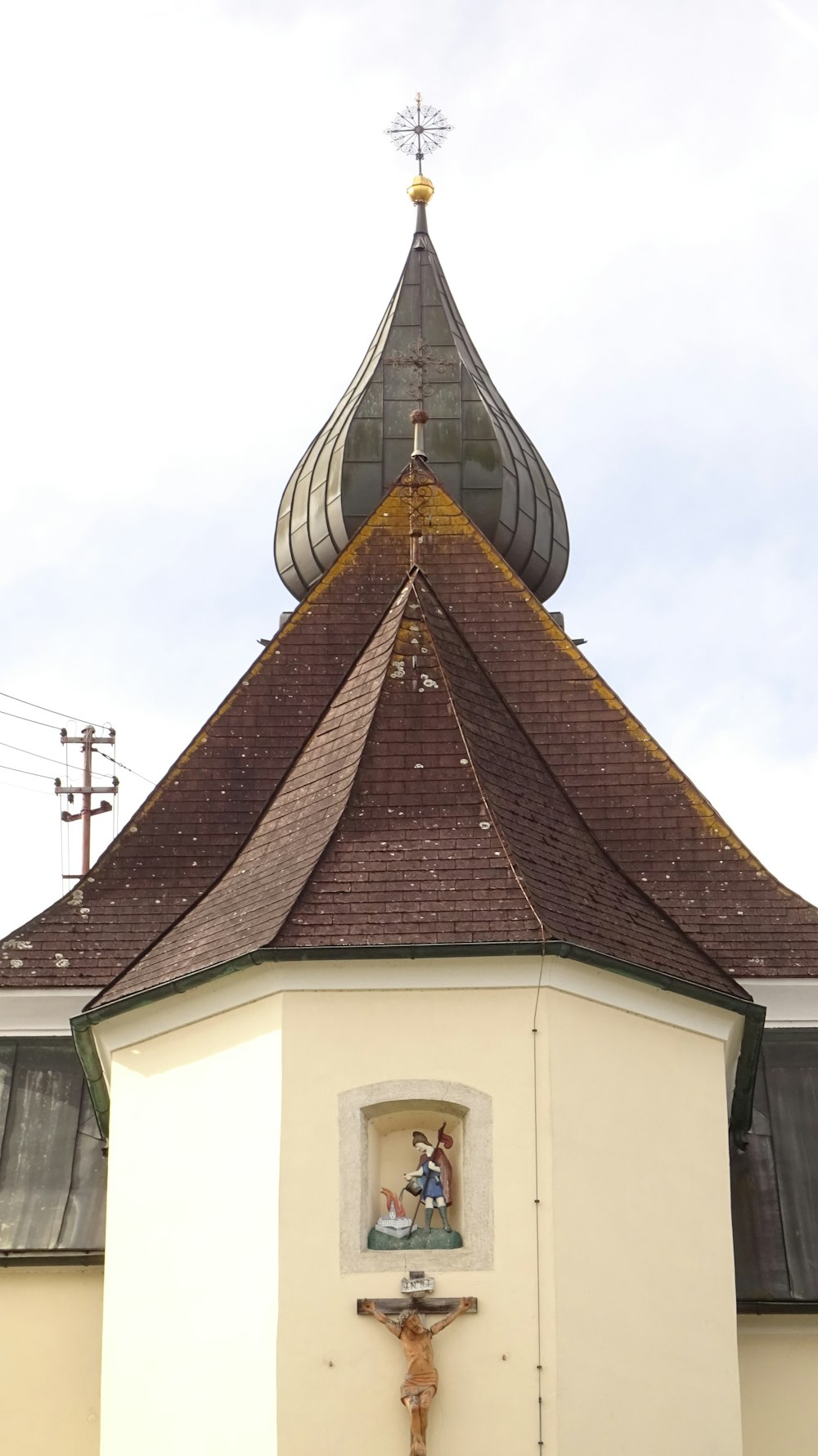 um edifício branco com uma cruz no topo
