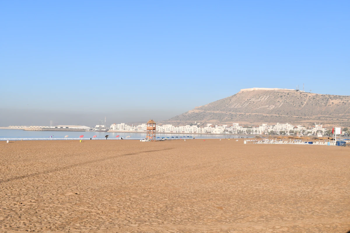 Plage d'Agadir avec la colline de la Kasbah surplombant l'océan Atlantique en arrière-plan