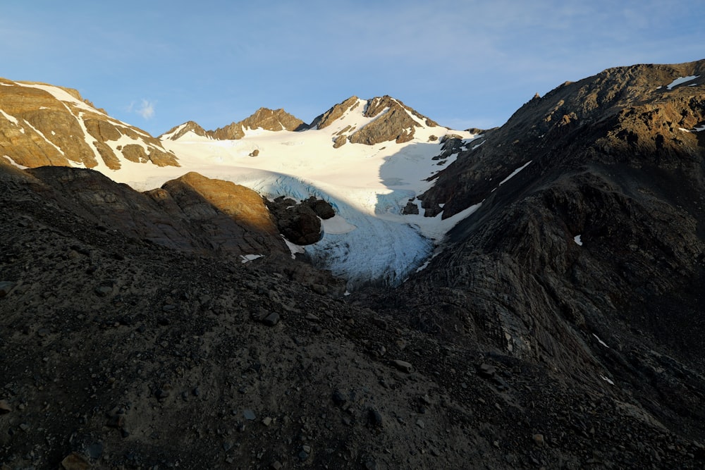 uma vista de uma montanha coberta de neve do topo de uma montanha