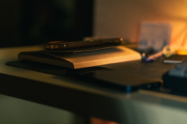 Schreibtisch mit Notizbuch und Zubehör