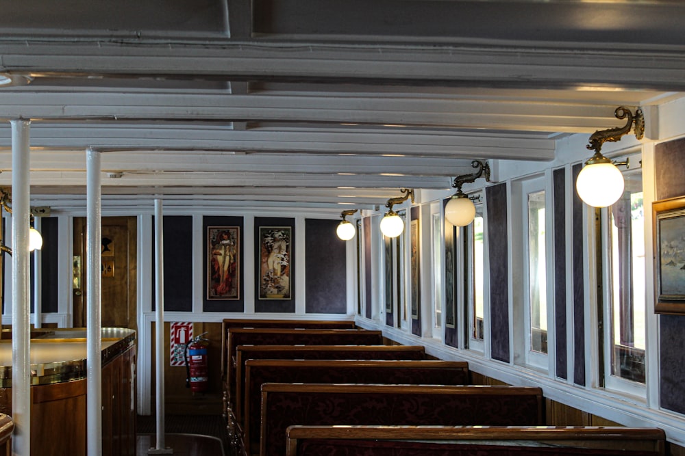 une longue rangée de bancs dans une église