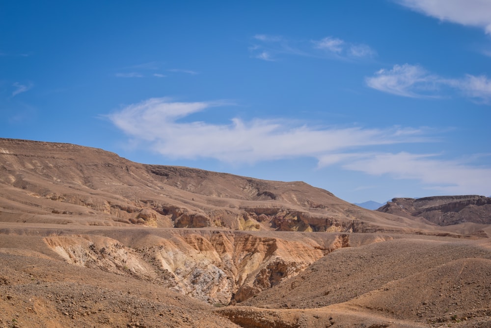 Una vista de una cadena montañosa en el desierto