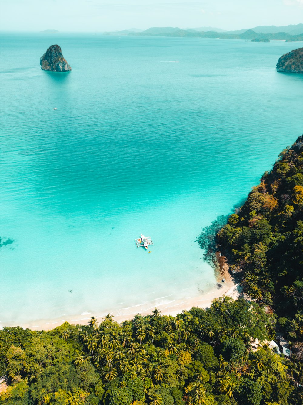 quelques bateaux qui sont dans l’eau