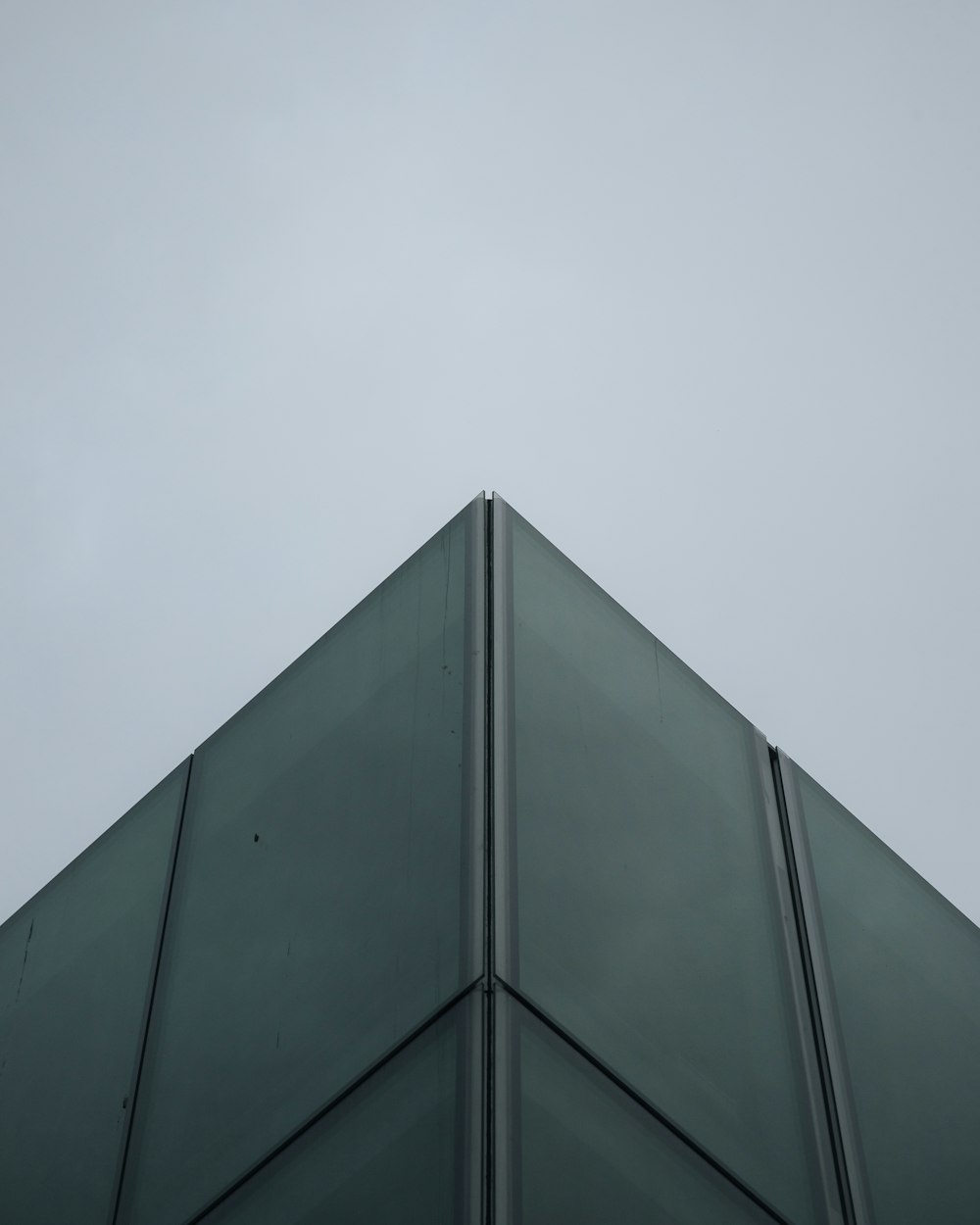 la parte superior de un edificio con un fondo de cielo