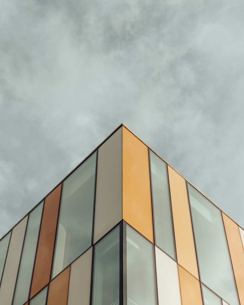 um edifício alto com muitas janelas em cima dele