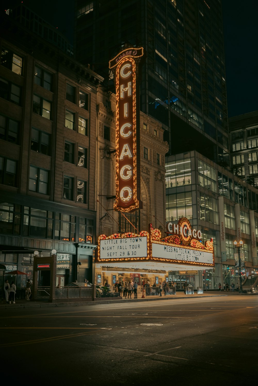 La marquesina del Teatro de Chicago se ilumina por la noche