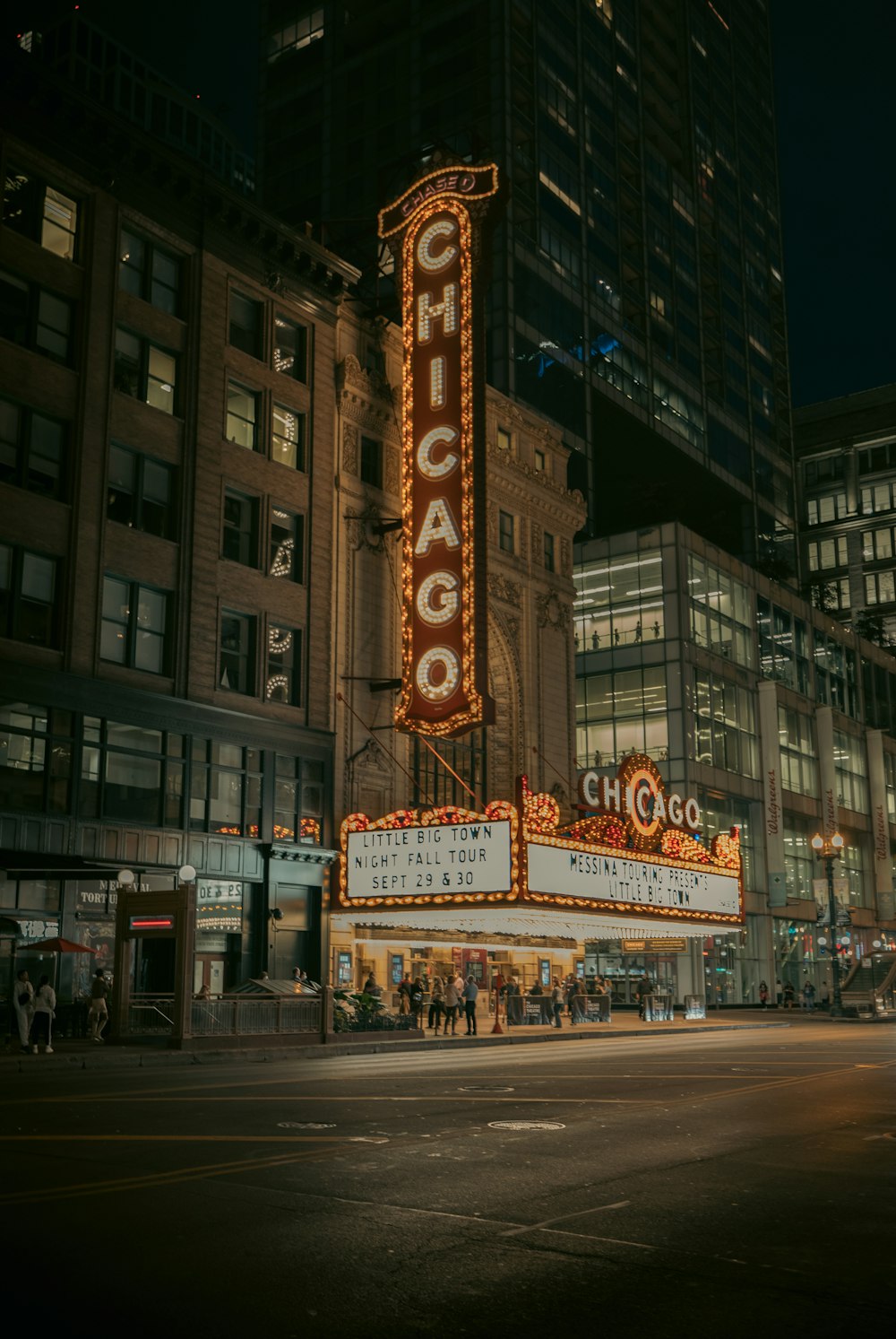 the chicago theater marquee is lit up at night