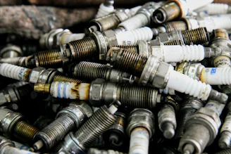 a pile of different types of screws on top of each other