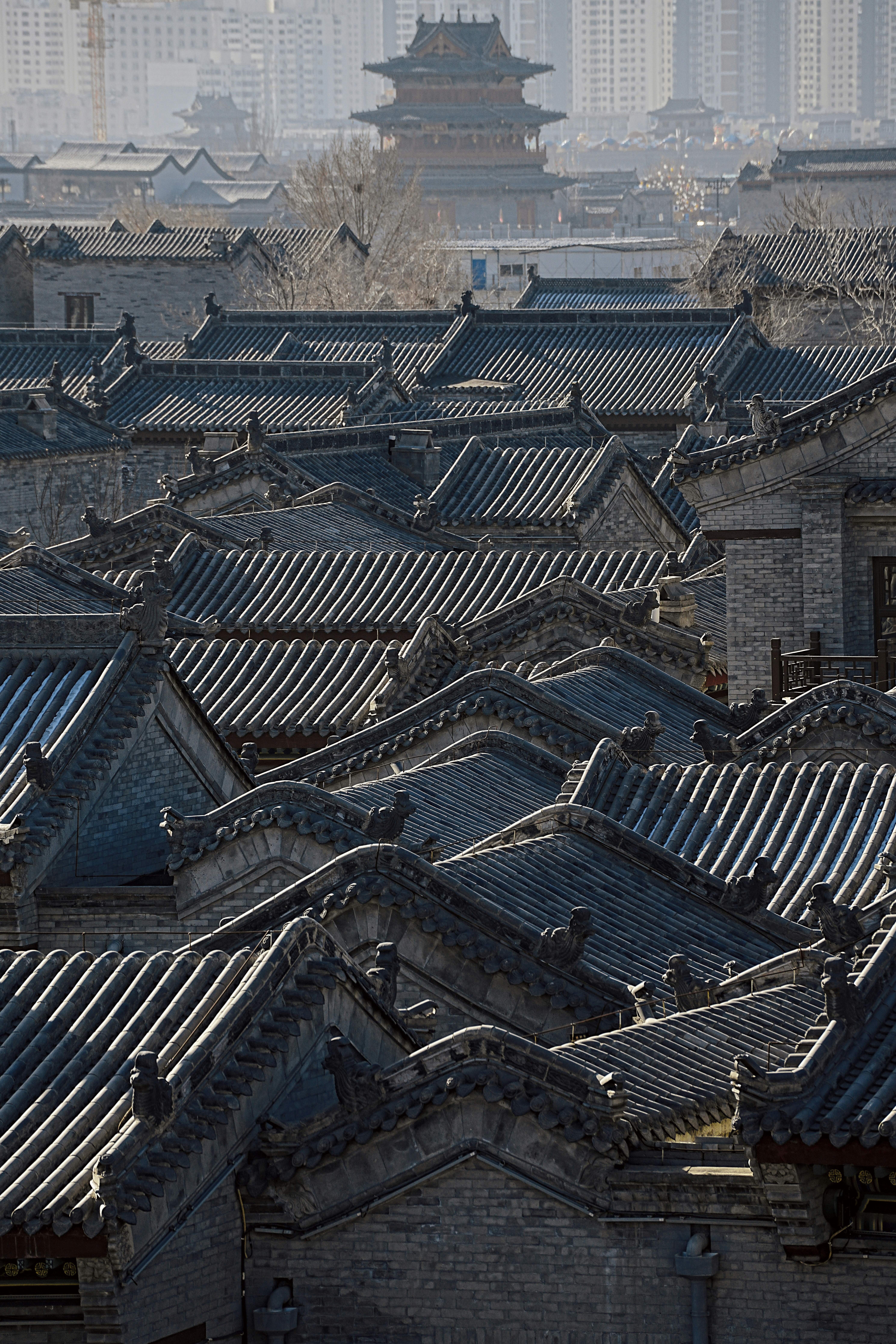 un grande gruppo di edifici con una torre dell'orologio sullo sfondo