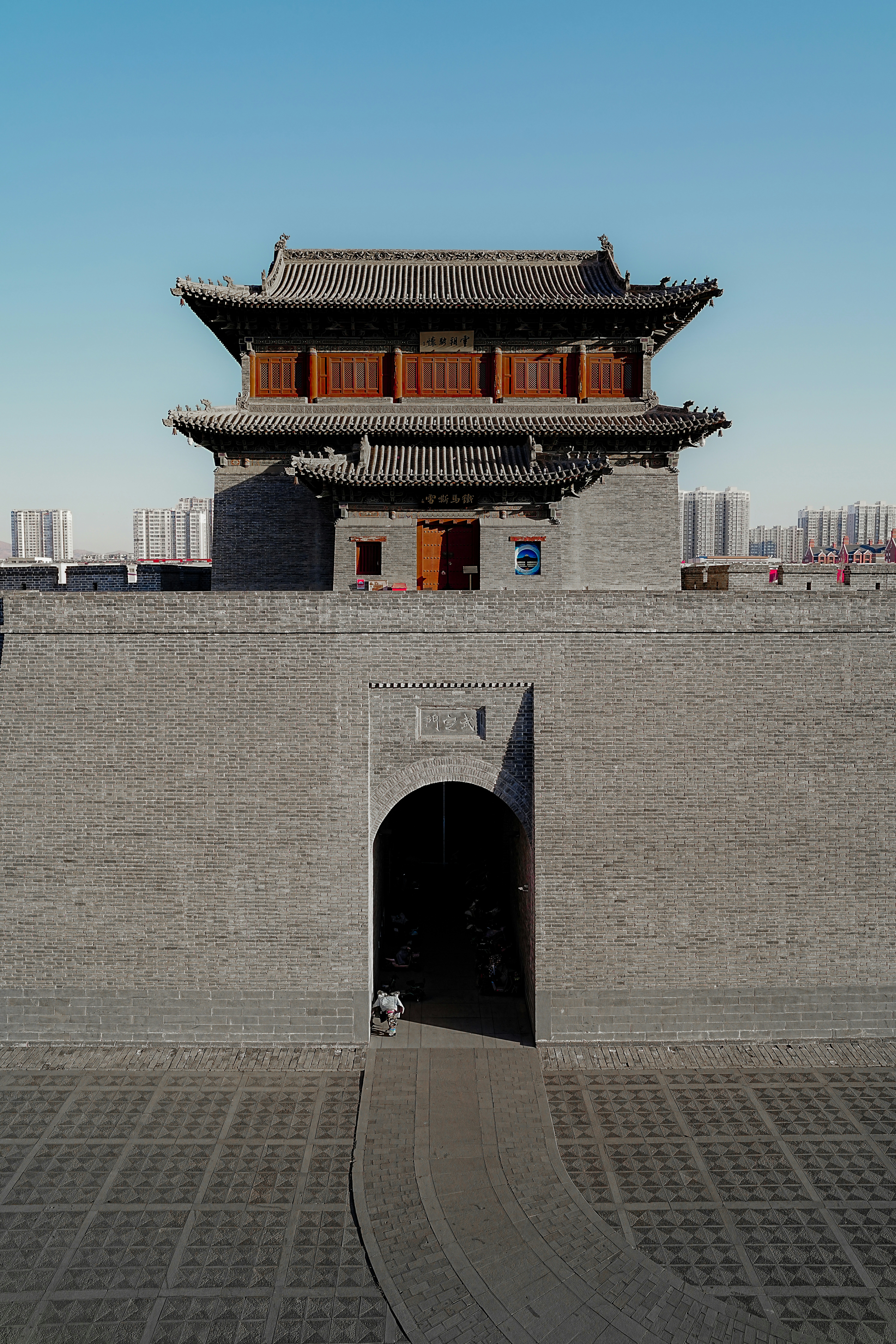 un edificio que tiene una puerta en el medio