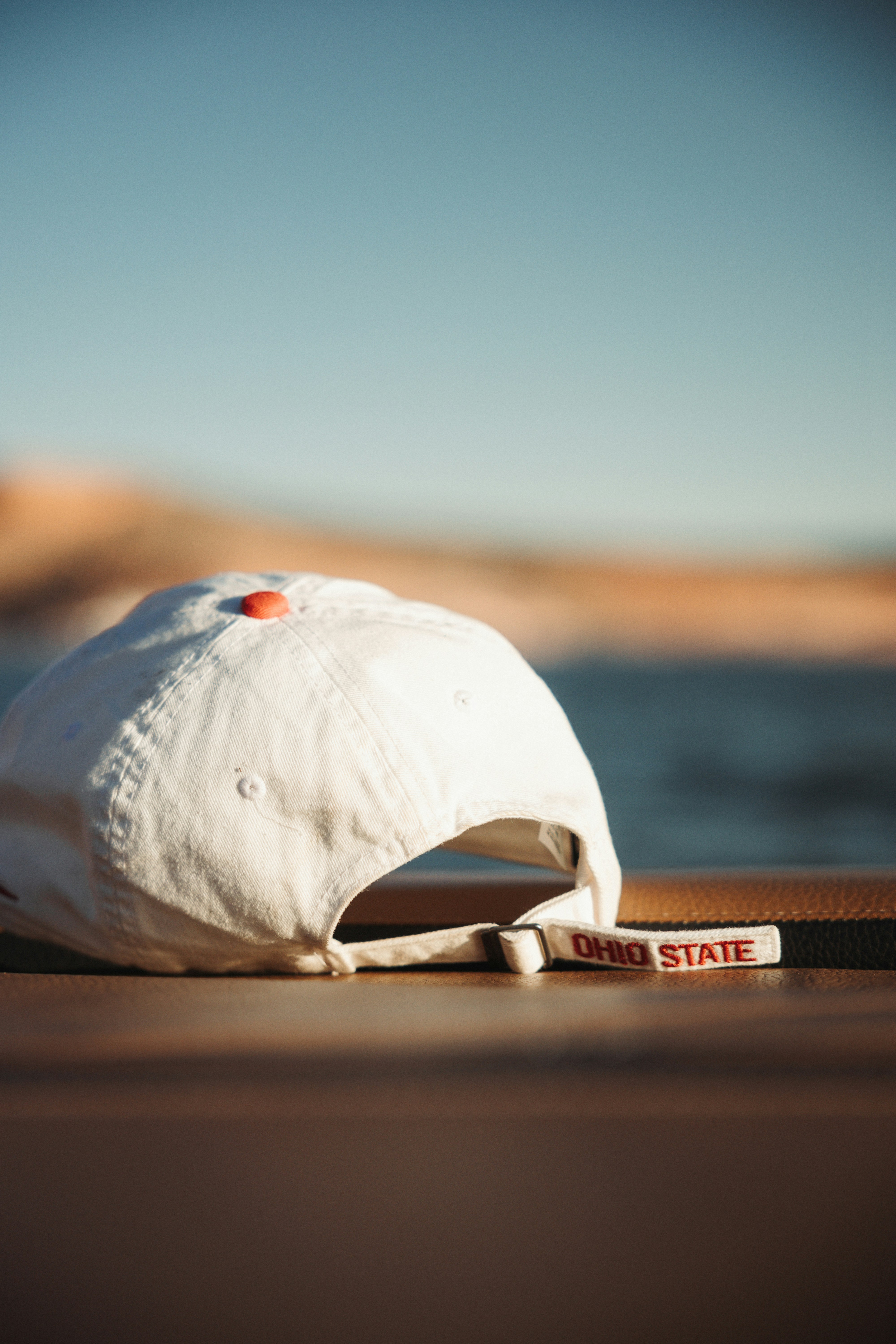 un chapeau blanc posé sur un plancher en bois