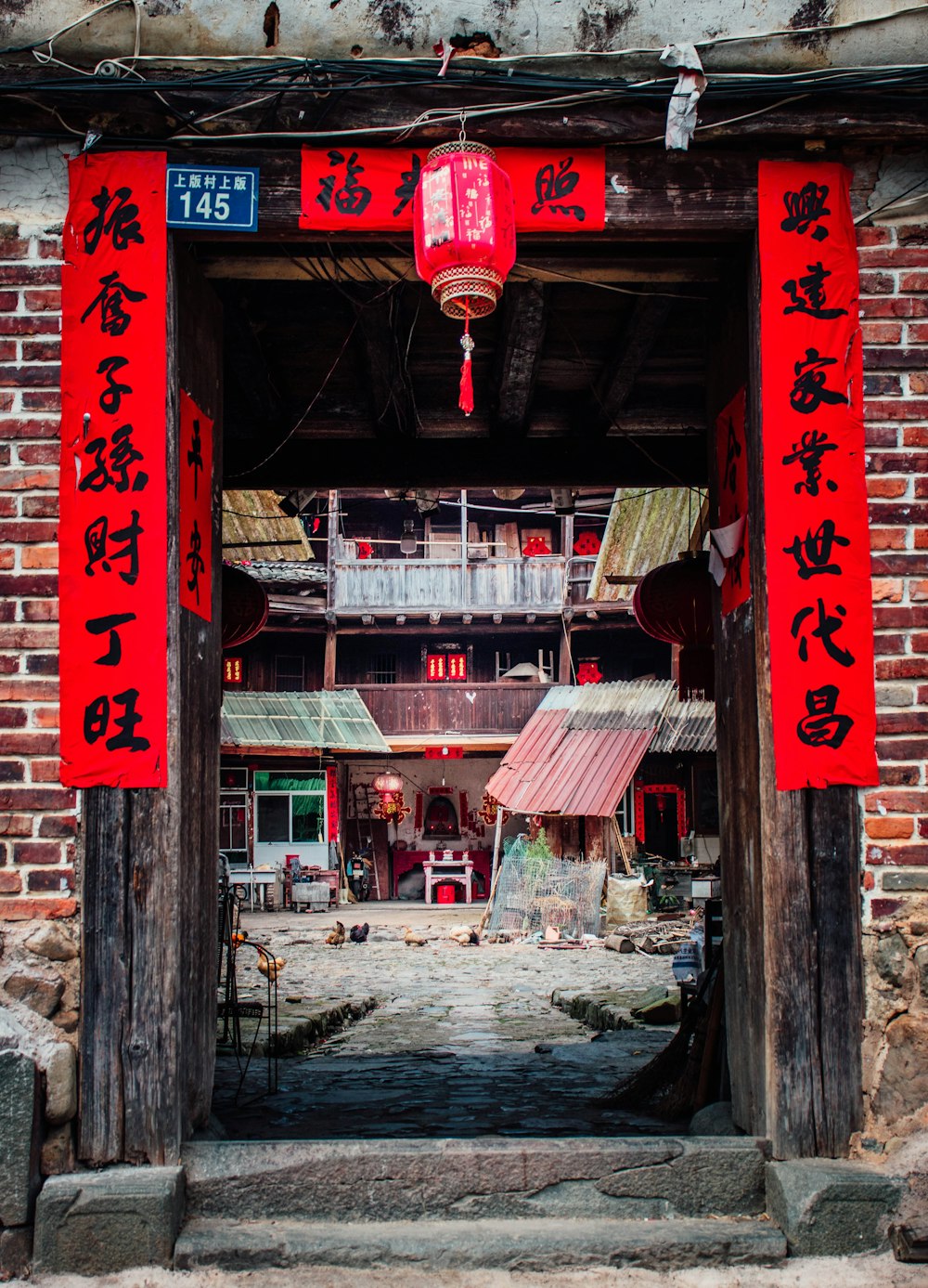 Un edificio rojo con escritura china en él