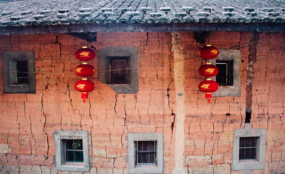 Un edificio con farolillos rojos colgando de sus ventanas