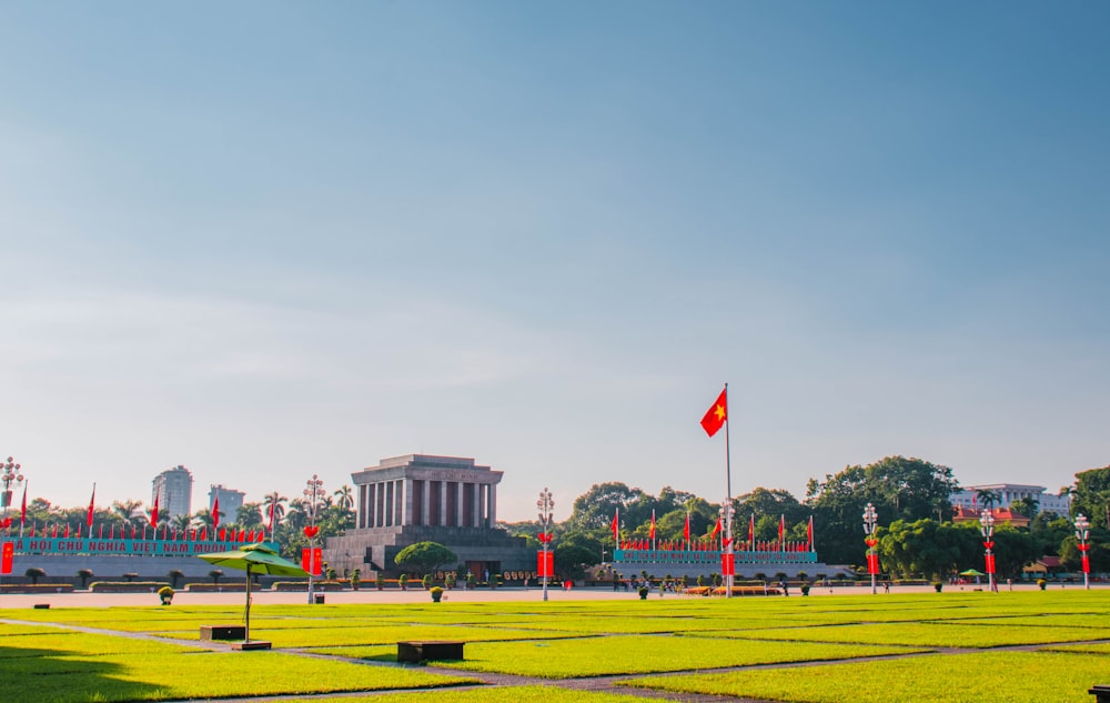 um grande campo gramado com um edifício ao fundo