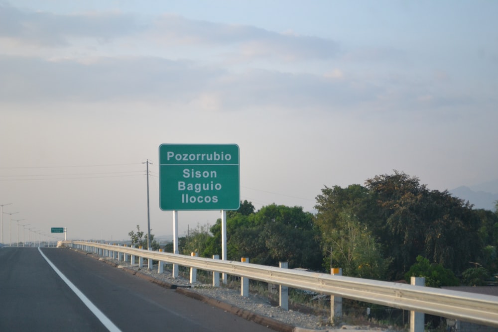 un panneau routier sur le bord d’une route