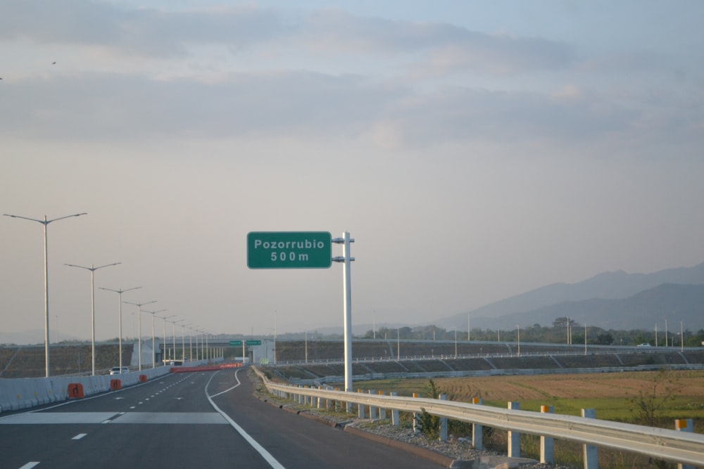 uma rodovia com uma placa de trânsito ao lado dela