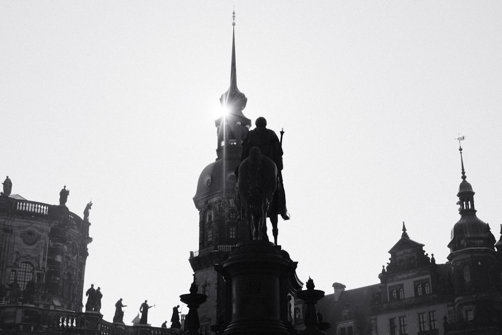 Una foto in bianco e nero di una torre dell'orologio