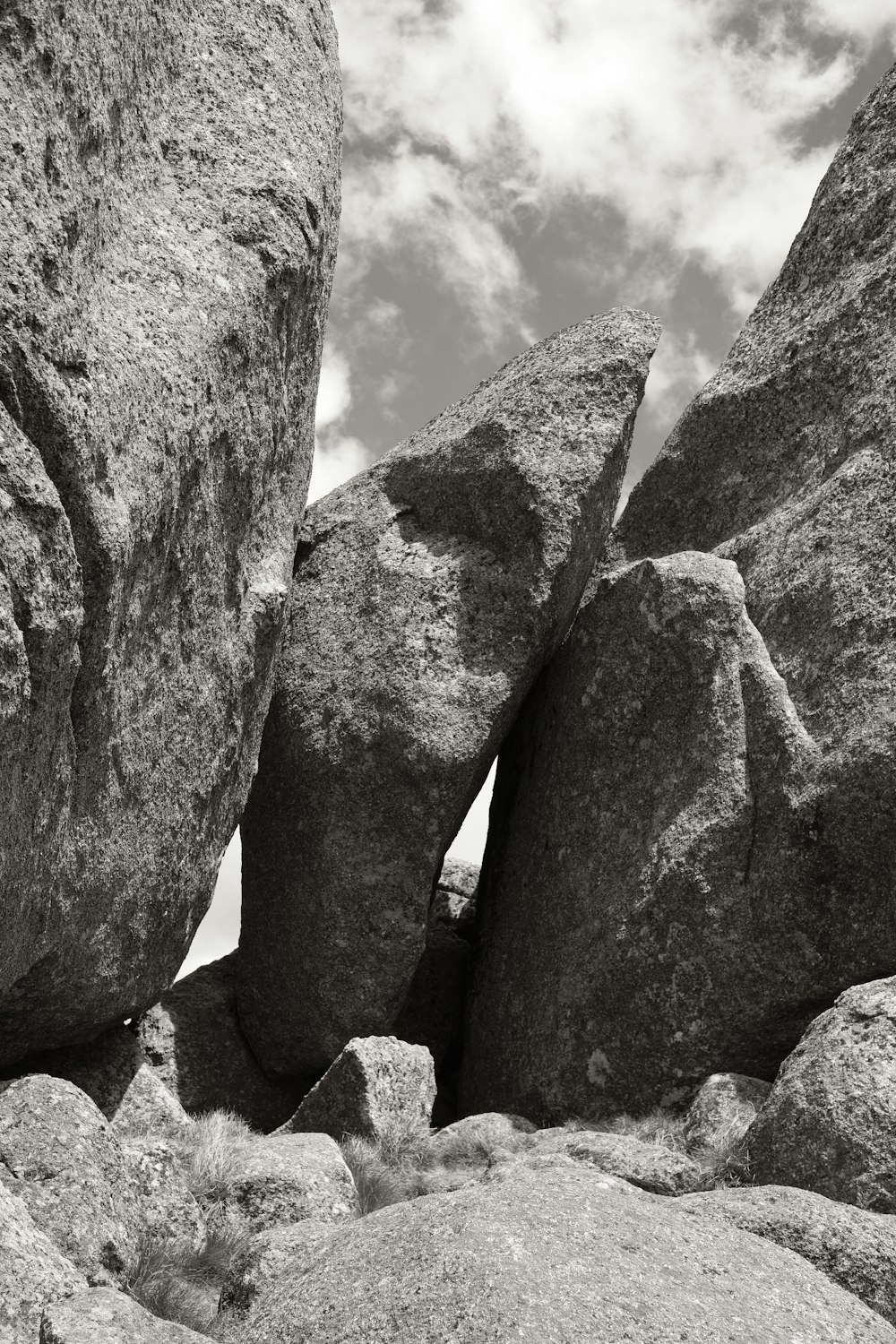 いくつかの岩の白黒写真