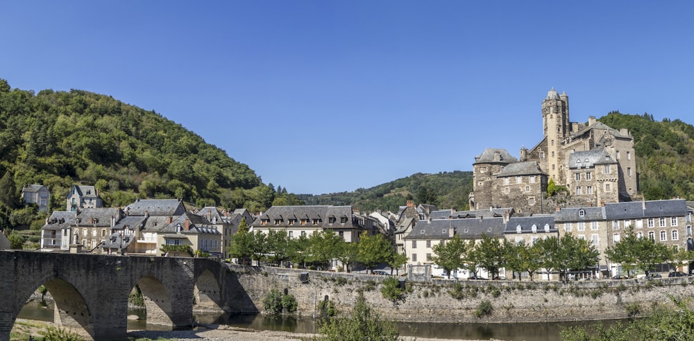 un castillo con un puente frente a él