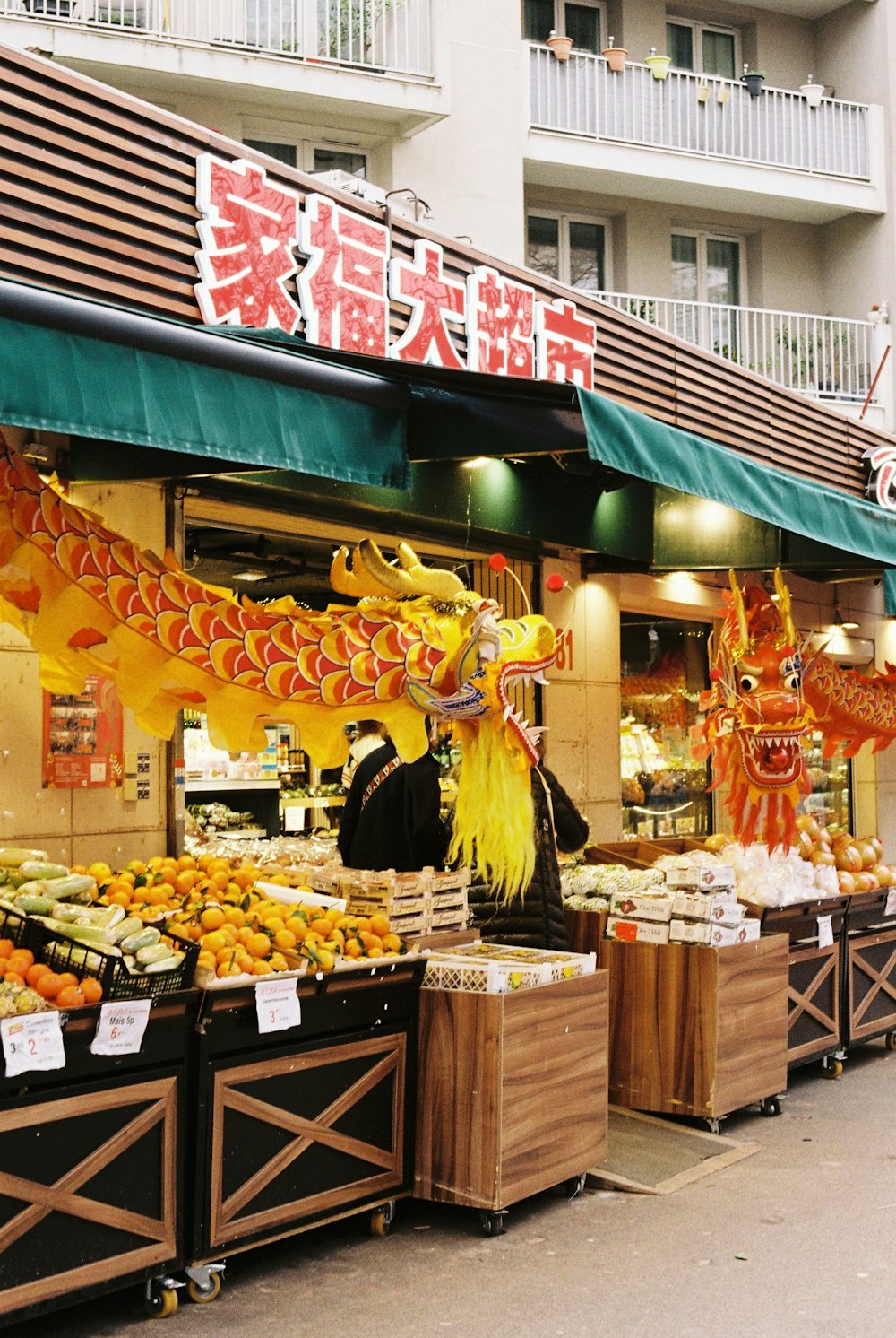 Una tienda con una estatua de dragón en la parte delantera