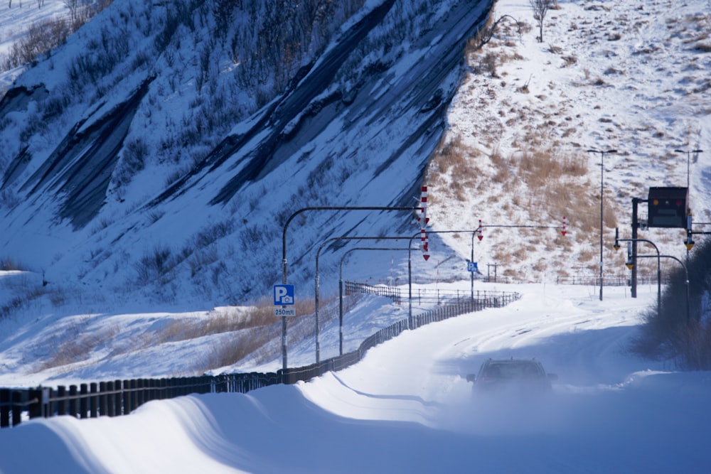 um trem viajando por um lado coberto de neve da montanha