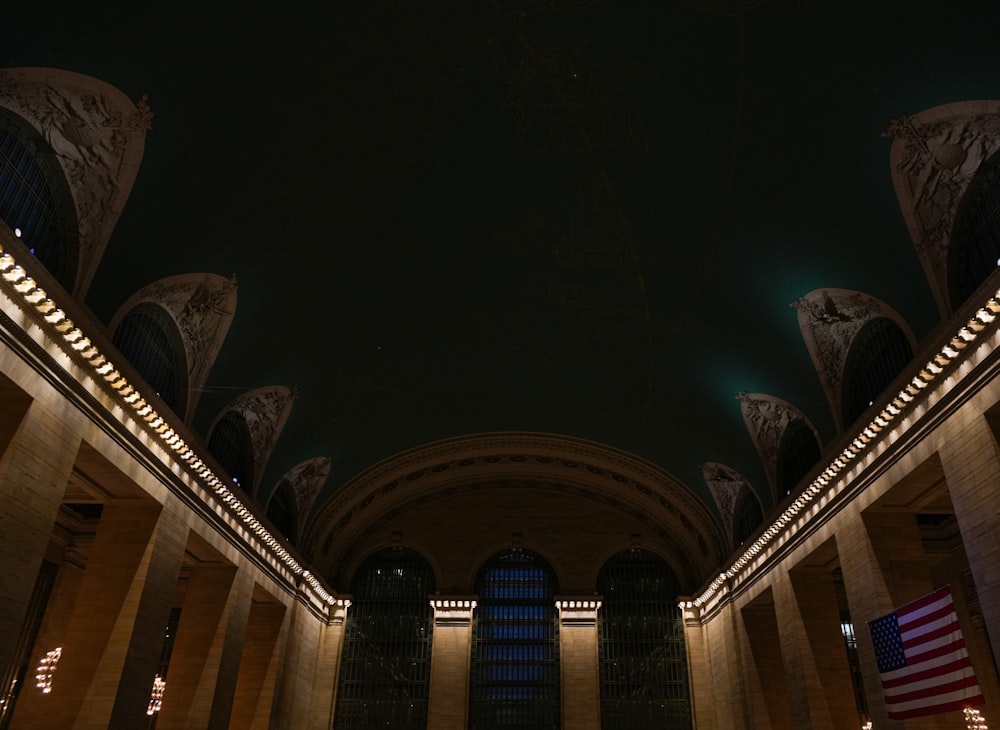 el techo de un gran edificio con columnas y luces