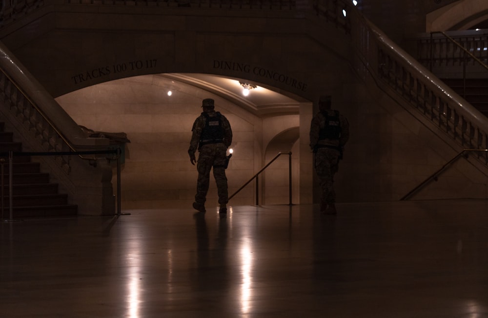 Dos policías parados en un pasillo poco iluminado