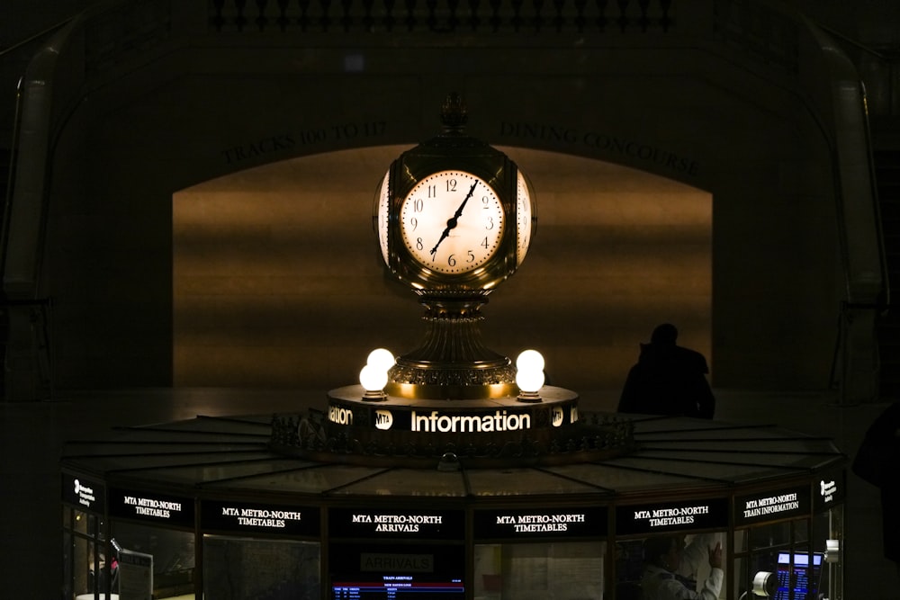 Un gran reloj en la parte superior de un edificio por la noche