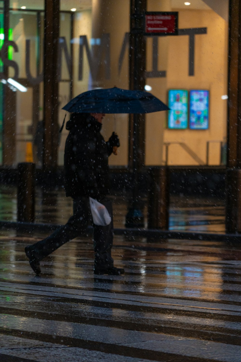 una persona caminando bajo la lluvia con un paraguas