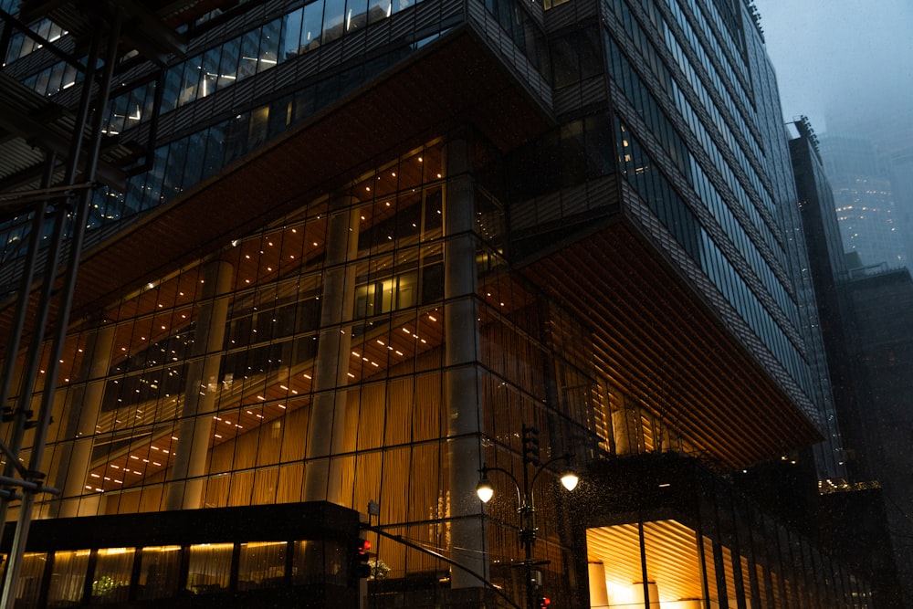 Un edificio alto con muchas ventanas y luces