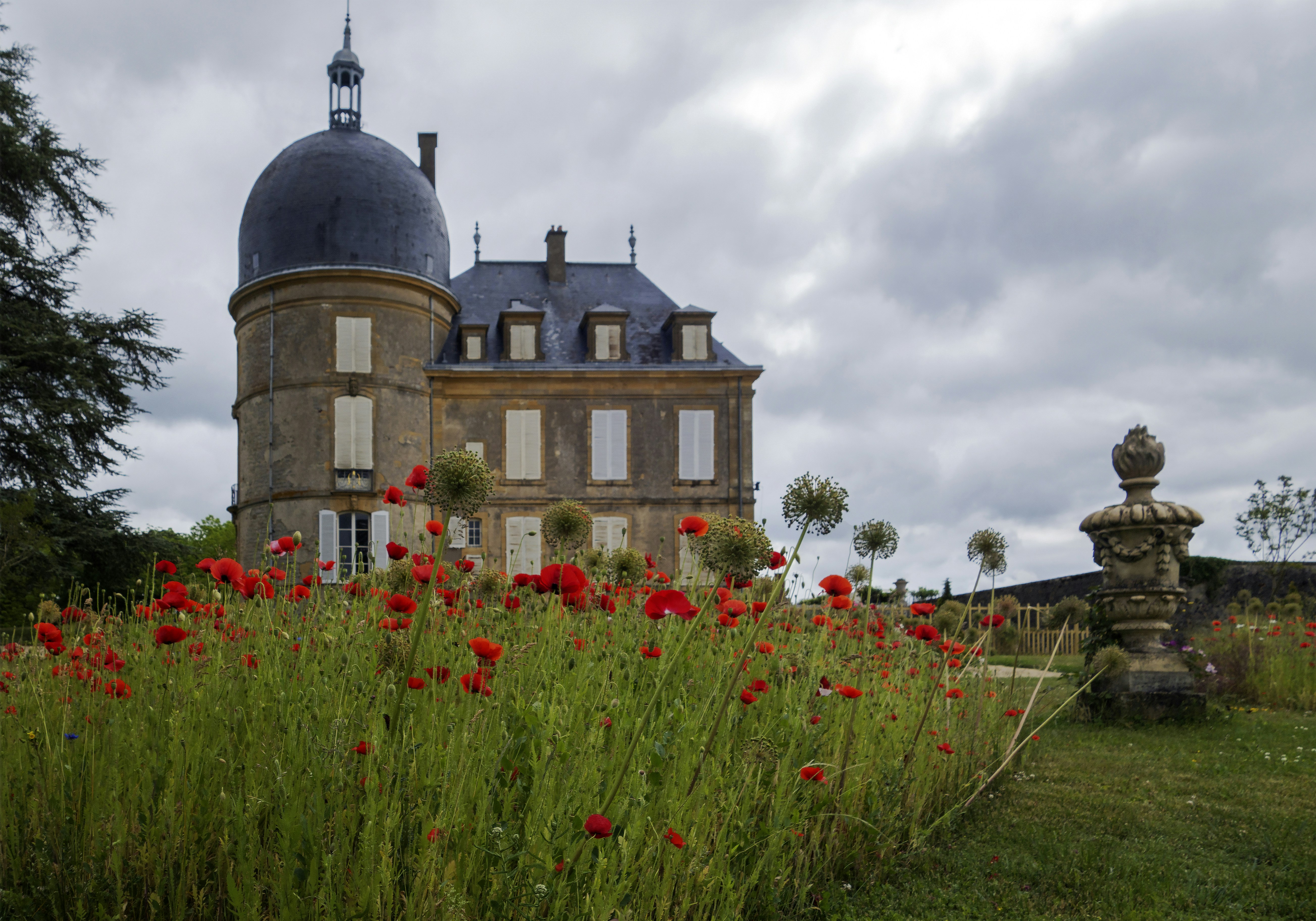 a large building with a dome on top of it