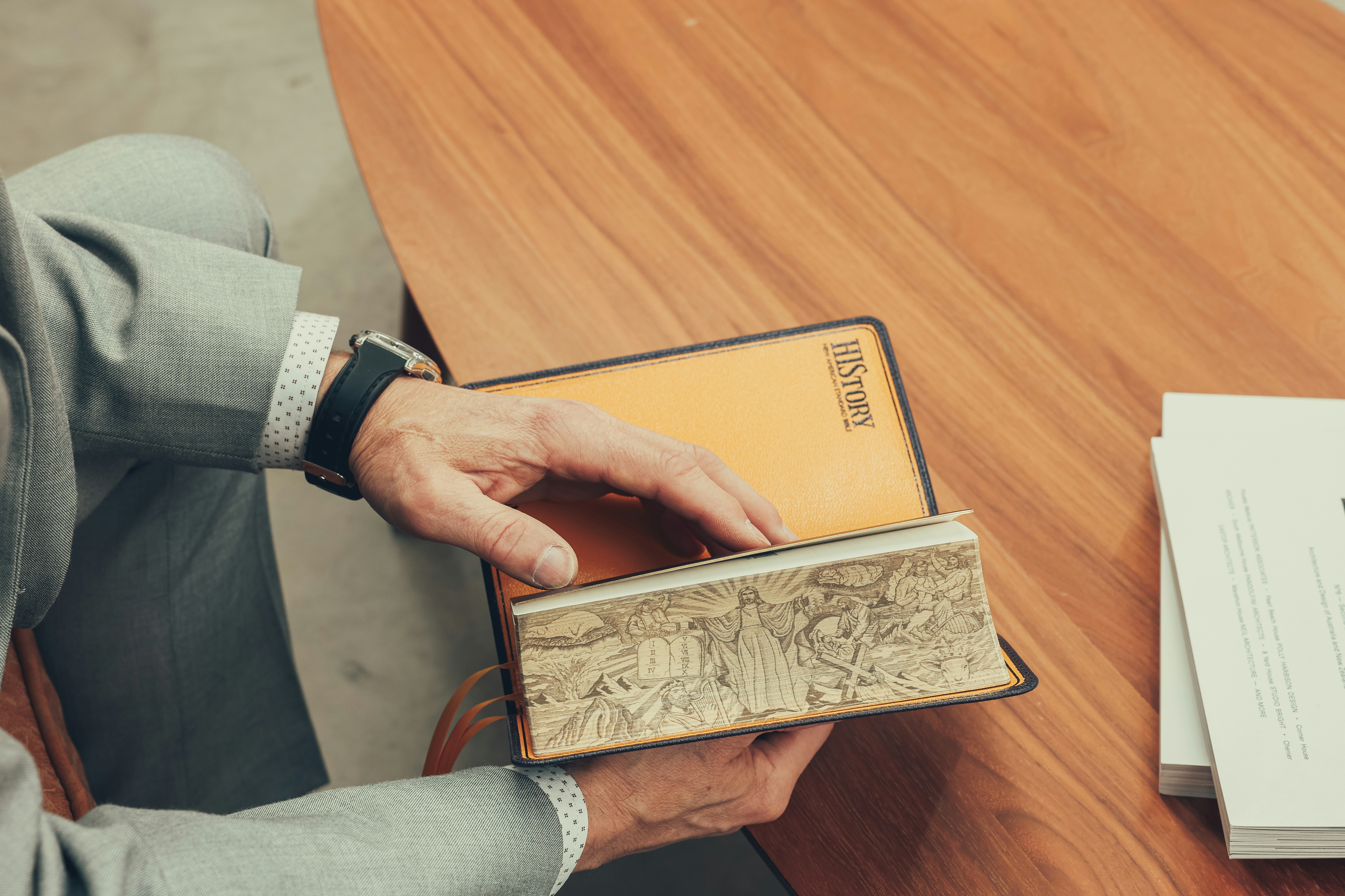 Eine Person, die an einem Tisch sitzt und eine Brieftasche in der Hand hält