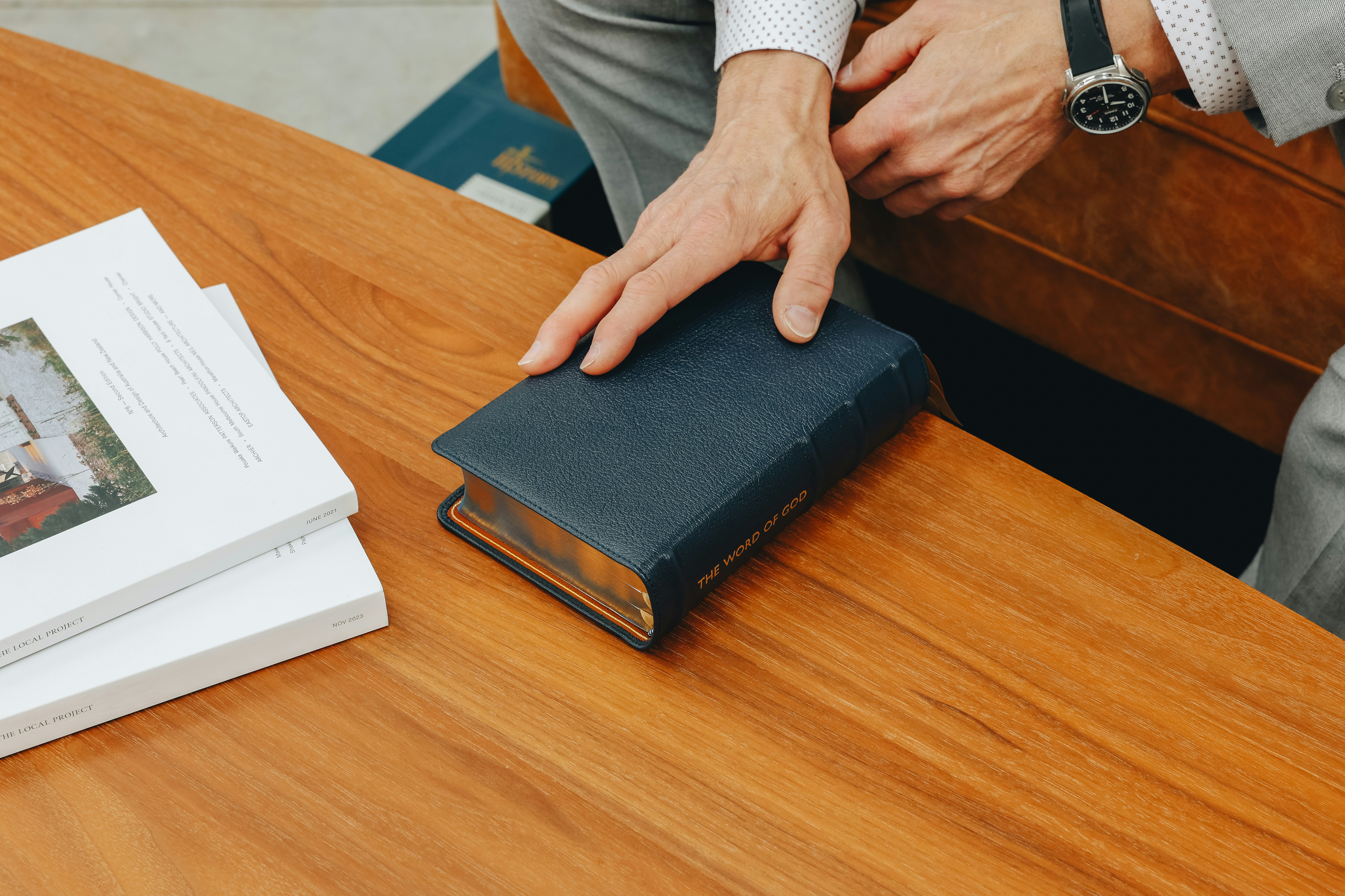 Zwei Personen sitzen mit einem Buch an einem Tisch