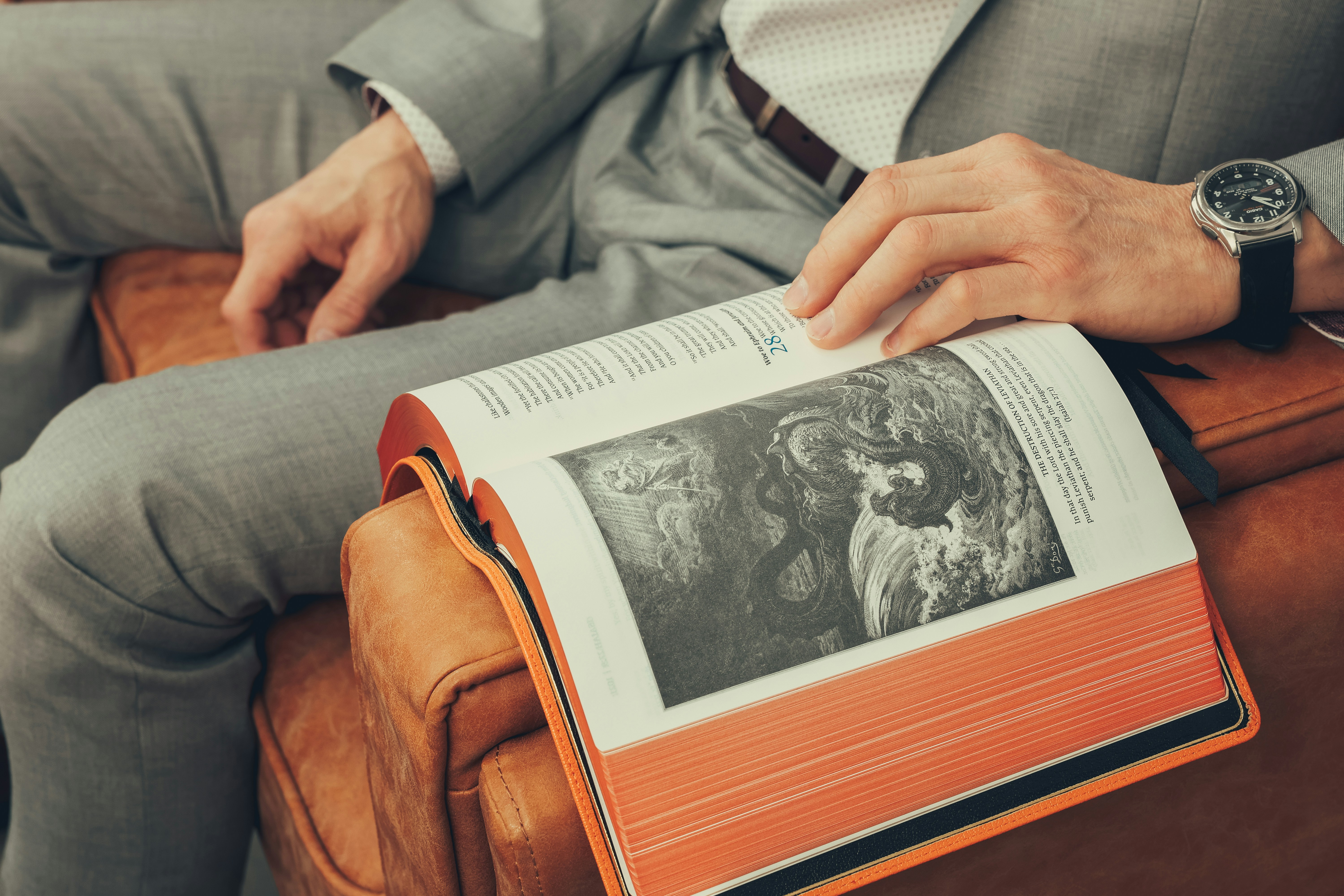 Ein Mann in Anzug und Krawatte sitzt auf einem Stuhl