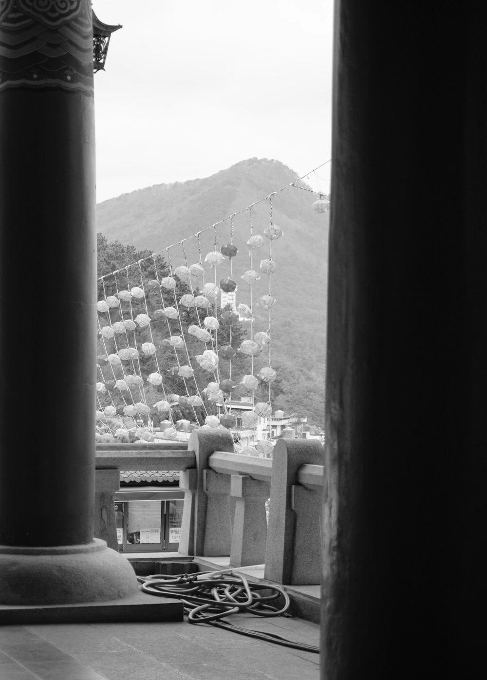 Una foto en blanco y negro de un edificio con columnas