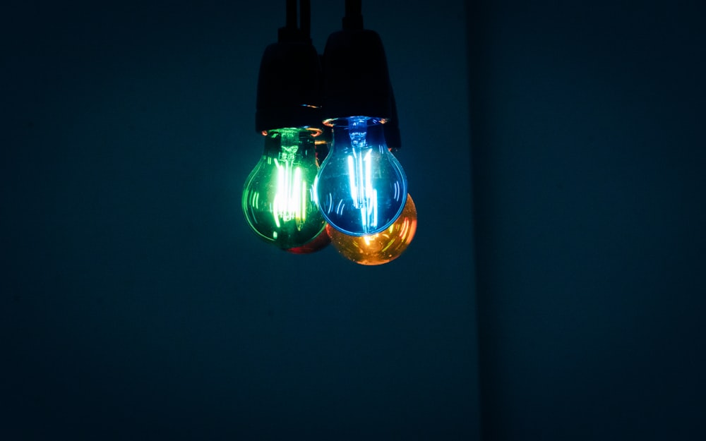 a group of light bulbs hanging from a ceiling