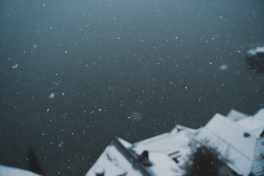 Una vista de un techo cubierto de nieve desde una ventana